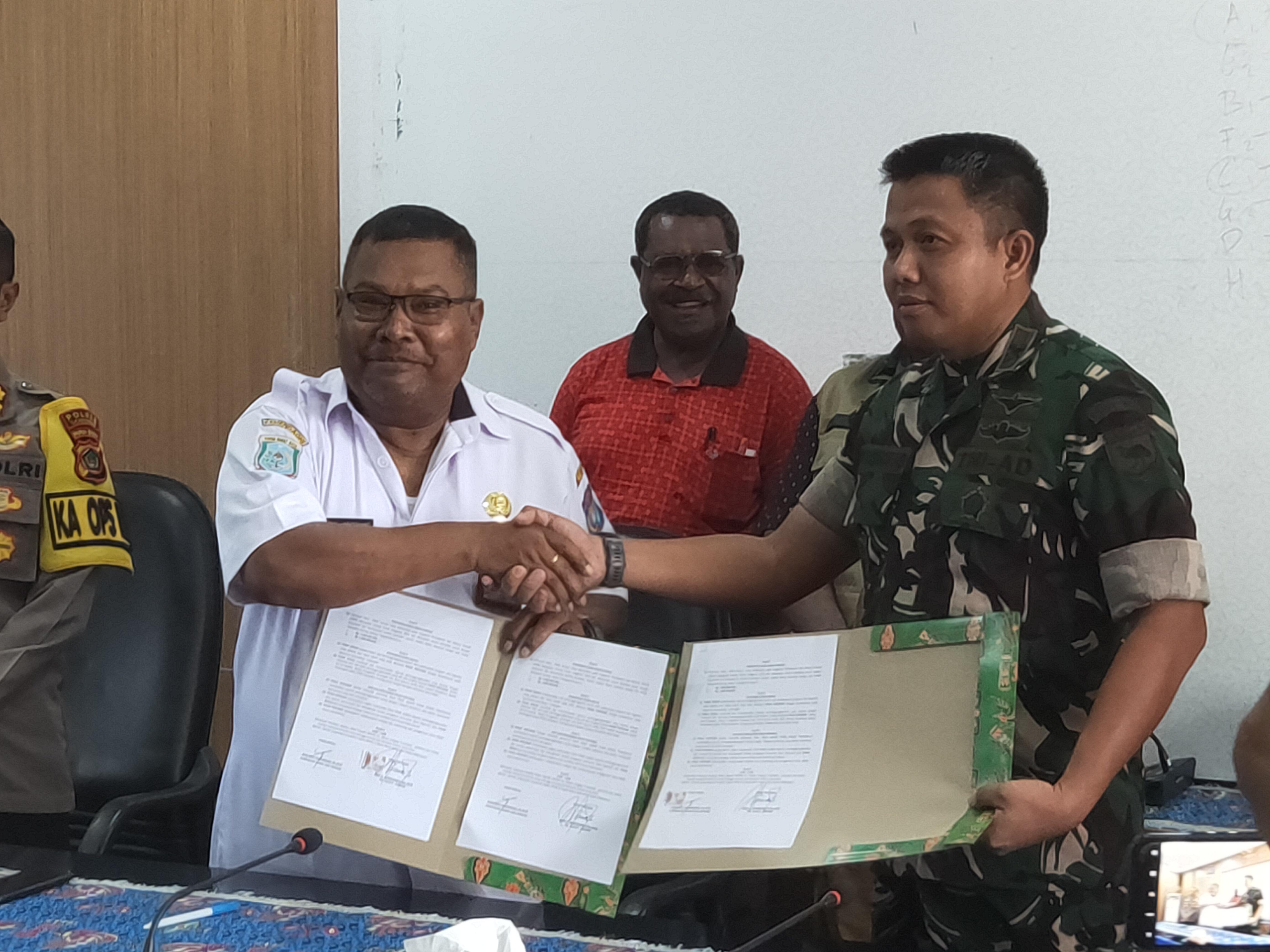 Penandatangan NPHD Pemkab Sorong dengan TNI AL