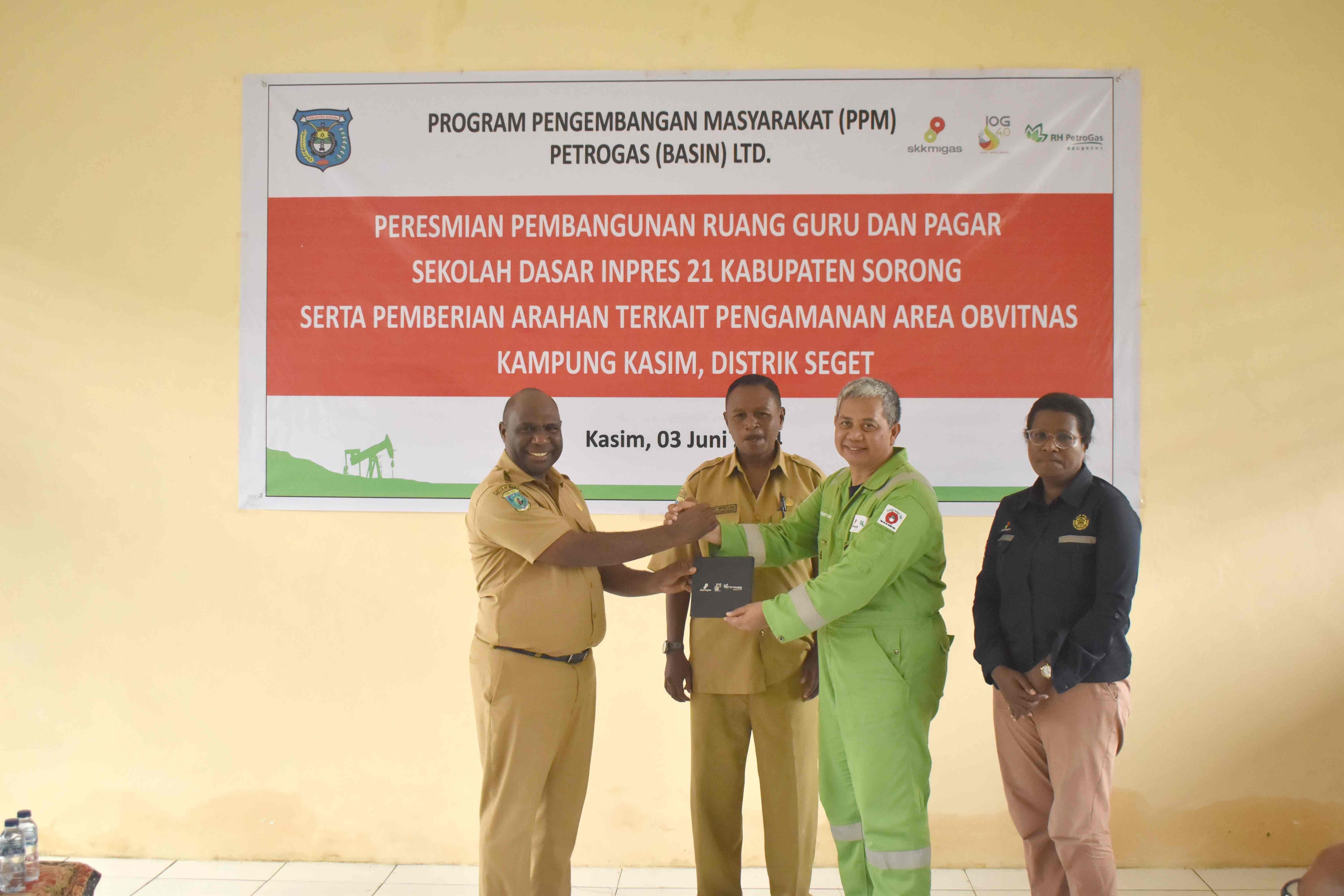 SKK Migas – KKKS Petrogas (Basin) Ltd. Dukung Peningkatan Kualitas Pendidikan dan Lingkungan di Sekolah Dasar di Distrik Seget Kabupaten Sorong