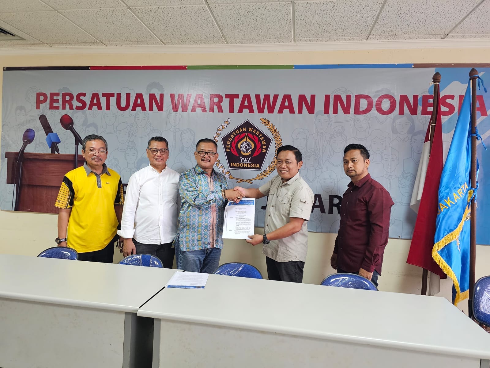 Ketua PWI DKI Jakarta Serahkan SK Penunjukan Ketua Pokja Jakarta Barat