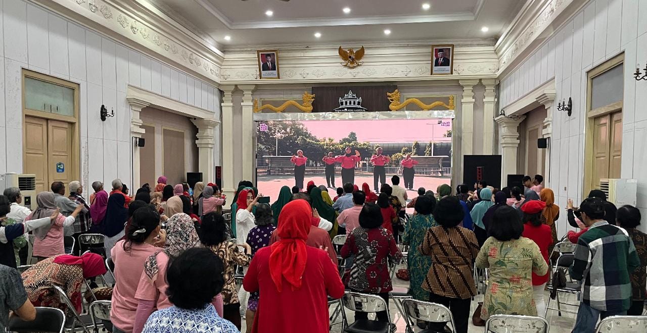 IKWI Surakarta dan Mafindo Tularkan Nalar Kritis kepada Lansia, Wartawan Sepuh hingga Ibu Pengajian lewat Akademi Digital Lansia