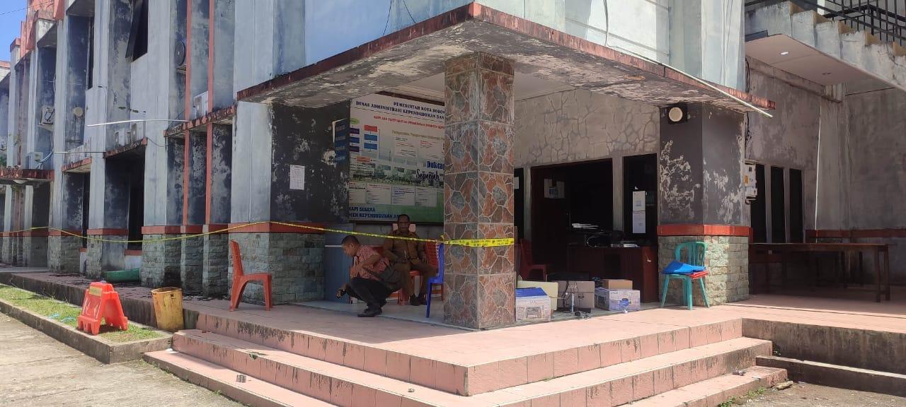 Tidak Puas Keputusan KPU PBD, Kantor Dukcapil Kota Sorong Jadi Sasaran Amuk Massa