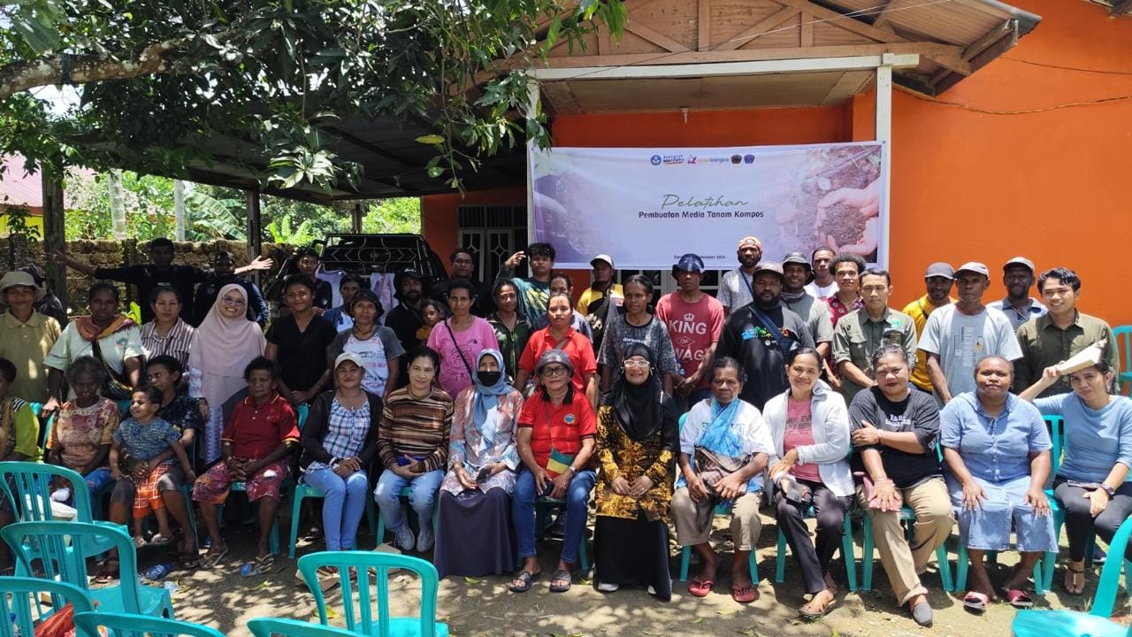Tim Kosabangsa Unimuda Sorong Dukung Pemberdayaan Wanita Osok Lewat Pelatihan Pupuk Kompos