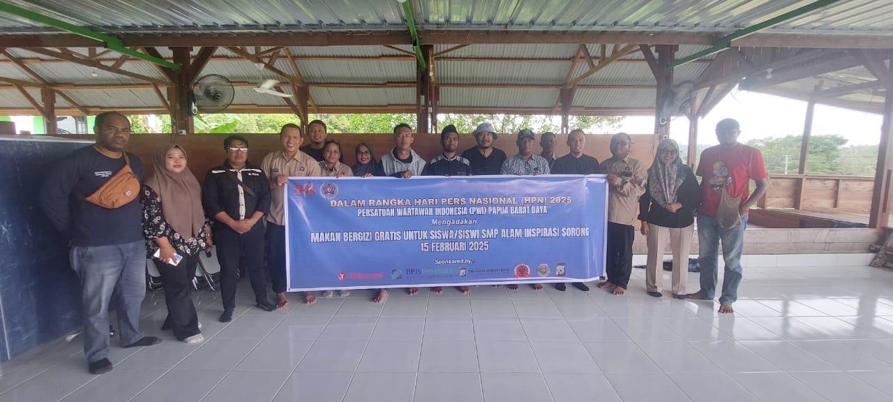 Peringati HPN 2025, PWI Papua Barat Daya Gelar MBG di SMP Alam Inspirasi
