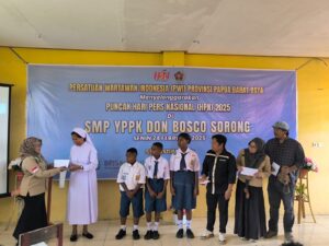 Program CSR Mata Papua Grup berikan bantuan tunai bagi 4 orang siswa-siswi kurang mampu di SMP YPPK Don Bosco Kota Sorong Papua Barat Daya