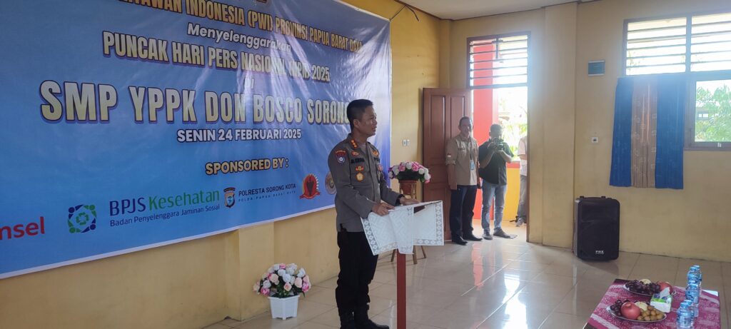 Perwakilan Polda Papua Barat Daya memberikan motivasi kepada siswa-siswi SMP YPPK Don Bosco di acara MBG
