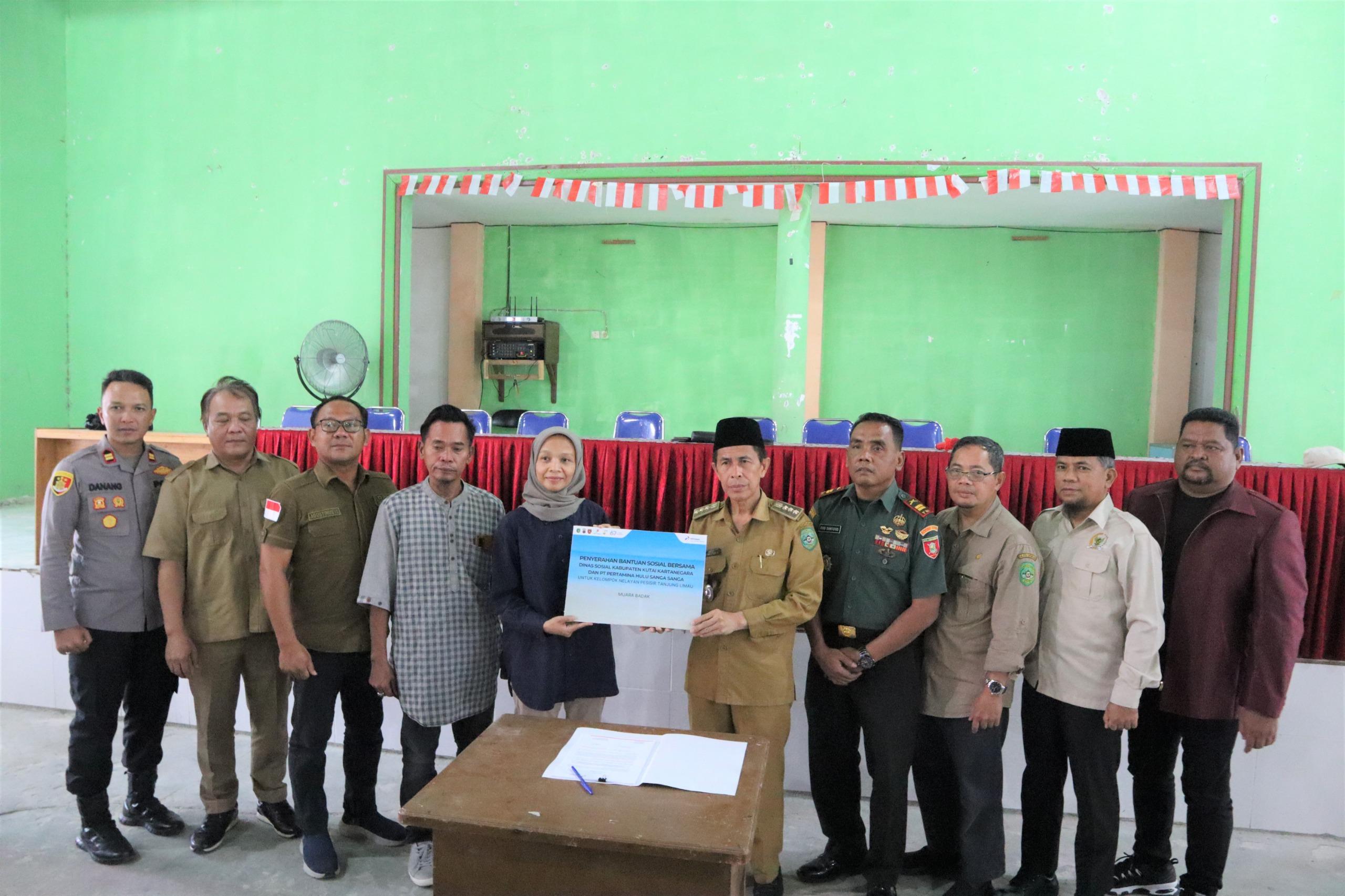 Pertamina Hulu Sanga Sanga Salurkan Bantuan bagi Nelayan dan Pembudidaya Kerang di Muara Badak