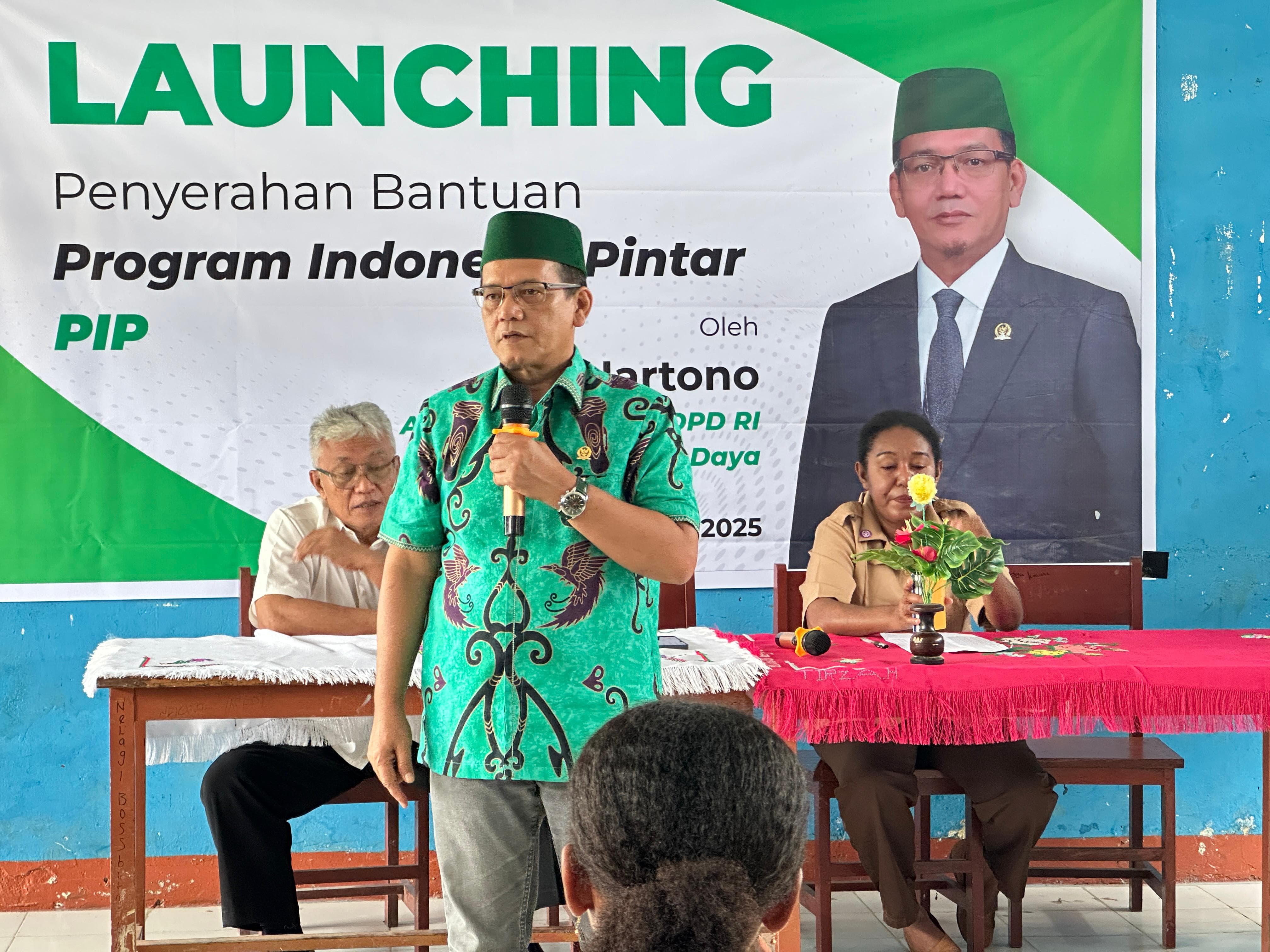 Anggota Komite III DPD RI - H. Hartono Salurkan 1.000 Bantuan PIP di PBD