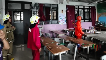 Hujan Deras Picu Plafon SDN 05 Pademangan Timur Roboh, Evakuasi Siswa Berlangsung Cepat