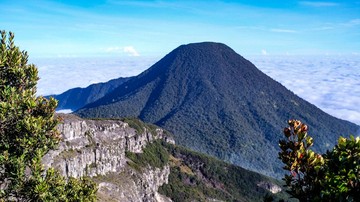 Awas! Nekat Mendaki Gunung Gede Saat Penutupan, Puluhan Petugas Siaga Halau Pendaki Ilegal