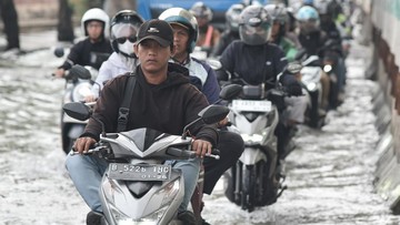 Banjir Lumpuhkan Jalur Arteri, Sepeda Motor Kini Diizinkan Masuk Tol Jakarta Utara