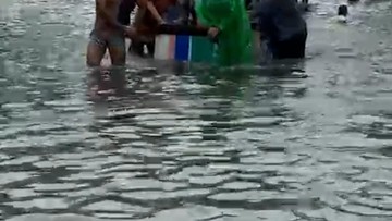 Hujan Deras Melanda Jakarta Pusat, Jalan Gunung Sahari Terendam Banjir Hingga Lumpuhkan Aktivitas Warga