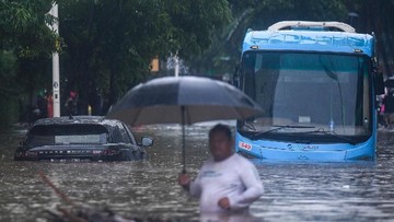 Akses Jalan Pademangan Terendam Banjir, Layanan Transjakarta Terpaksa Lakukan Penyesuaian Rute
