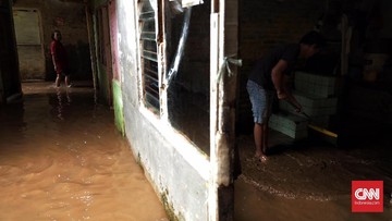 Banjir Parah Kepung Kebon Pala Jakarta Timur, Ketinggian Air Satu Meter Paksa Warga Bertahan di Lantai Dua