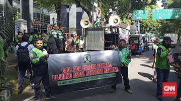 Ratusan Driver Gojek Padati PN Jakarta Pusat, Beri Dukungan Moral untuk Nadiem Makarim