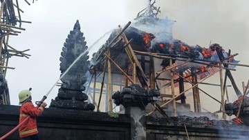 Disambar Petir Dahsyat, Dua Pura di Karangasem Hangus Terbakar: Kerugian Tembus Rp3,6 Miliar