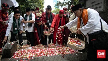 Momen Khidmat Pramono Anung dan Tokoh Betawi Ziarah ke Makam MH Thamrin: Teladani Semangat Sang Pahlawan