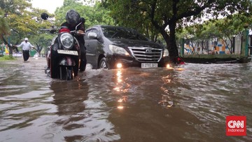 Banjir 50 Cm Rendam Jalan Raya Regency Tangerang, Puluhan Kendaraan Mogok Akibat Nekat Menerjang