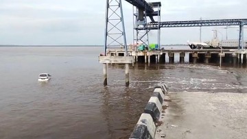 Mencekam! Jembatan Pelabuhan Tanjung Buton Siak Ambruk, Mobil dan Motor Terjun ke Laut