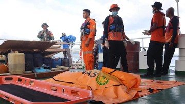Haru! Keluarga Korban Kapal Karam Labuan Bajo Pantau Langsung Proses Pencarian di Lokasi