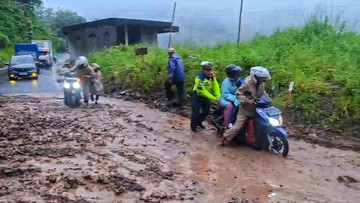 Jalur Geopark Ciletuh Lumpuh Total Diterjang Longsor, Puluhan Kendaraan Terjebak Lumpur