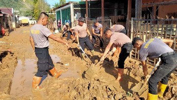 Pasca Banjir Bandang Tapanuli Tengah: Lumpur Tebal Masih Selimuti Rumah Warga, Tim Gabungan Turun Tangan