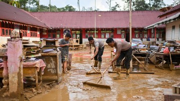 Bangkit Pasca Bencana, Pelajar di Tapanuli Tengah Mulai Bersekolah di Tenda Darurat