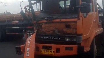 Lalu Lintas Lumpuh! Truk Tronton Muatan Pipa Besi Melintang di Flyover Ciputat Pagi Ini