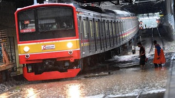 Cuaca Ekstrem Melanda Jakarta: KRL Lumpuh Akibat Pohon Tumbang dan Banjir di Jalur Rel