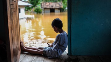 Dramatis! Puluhan Pasien Klinik Tradisional di Serang Terjebak Banjir Bandang