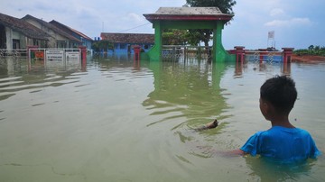 Banjir Melanda Kudus: Puluhan Sekolah Terpaksa Terapkan Belajar Daring Demi Keselamatan Siswa