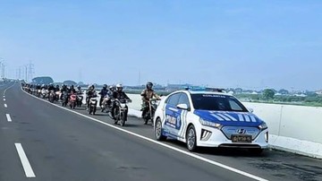 Banjir Melumpuhkan Jalan, Ratusan Pemotor Terpaksa Masuk Tol Bekasi-Jakarta Utara