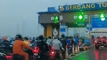 Banjir Kepung Bekasi, Ratusan Pemotor Terpaksa Masuk Jalur Tol dengan Pengawalan Ketat