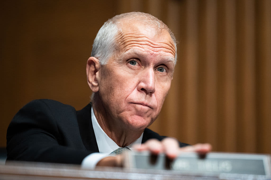 Perlawanan Internal! Senator Republik Thom Tillis Siap Blokir Calon Pilihan Trump di Bank Sentral AS
