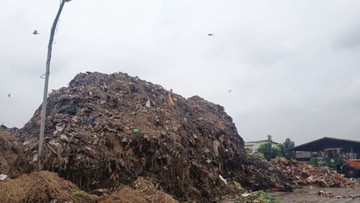 Krisis Sampah di Pasar Kramat Jati: Gunungan Limbah Picu Bau Menyengat, Warga Mulai Resah