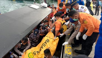 Update Tragedi KM Putri Sakinah: Tim SAR Temukan Jenazah WNA Spanyol di Perairan Pulau Padar