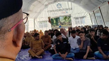 Semangat Tak Padam! Siswa SMAN 2 Pidie Jaya Terpaksa Belajar di Tenda Usai Sekolah Terendam Lumpur