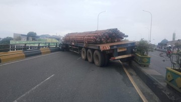 Flyover Ciputat Lumpuh Total! Truk Tronton Alami Kecelakaan Hebat, Pengendara Diminta Hindari Jalur Ini