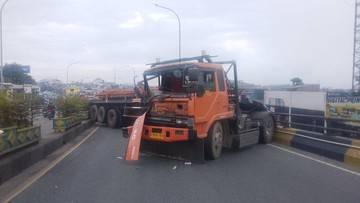 Truk Tronton Bermuatan Besi Melintang di Flyover Ciputat, Arus Lalu Lintas Lumpuh Total