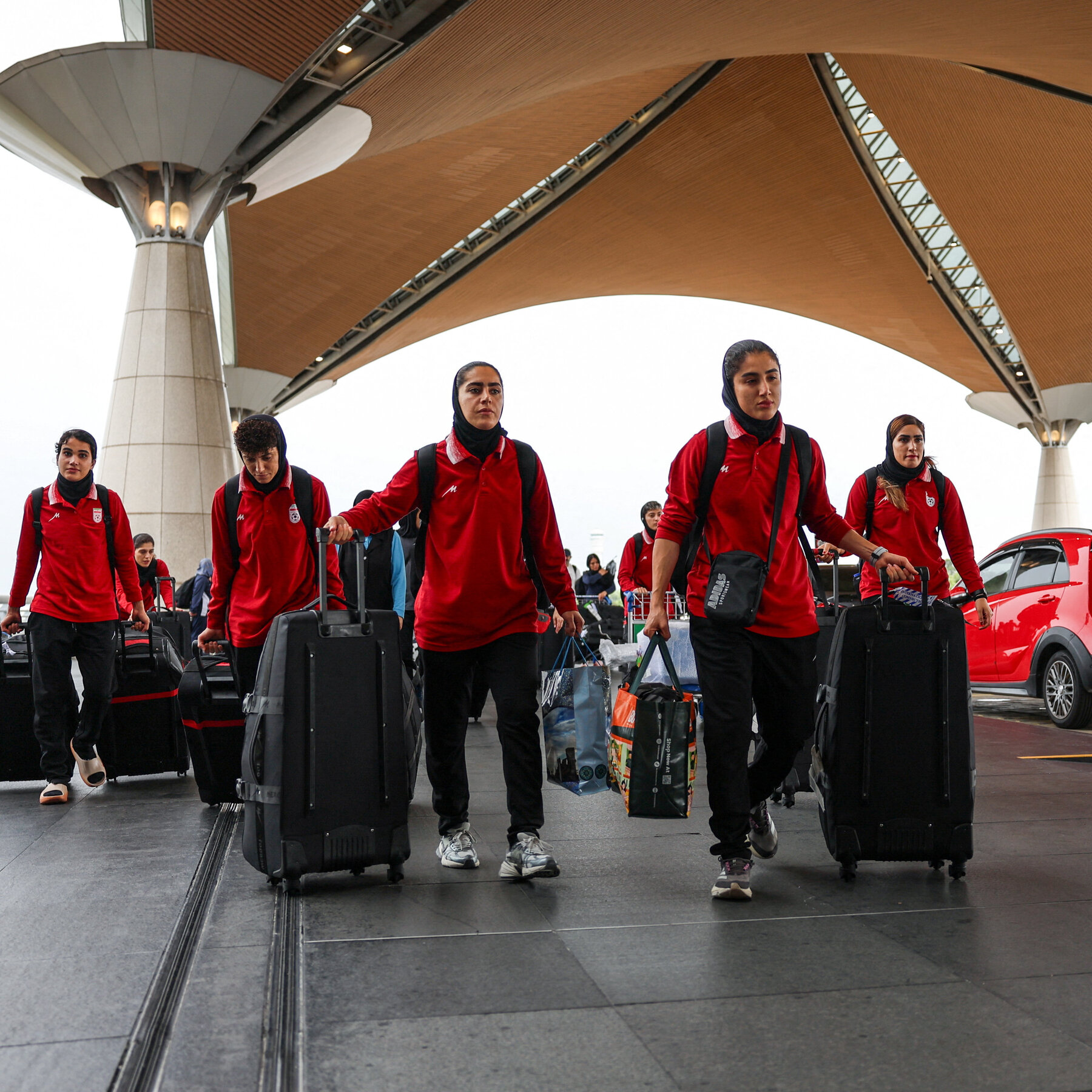 Anggota Kelima Tim Sepak Bola Iran Batalkan Keputusan Mencari Suaka