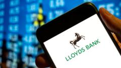 Aplikasi Lloyds, Bank of Scotland, dan Halifax Memperlihatkan Transaksi Pengguna Lain