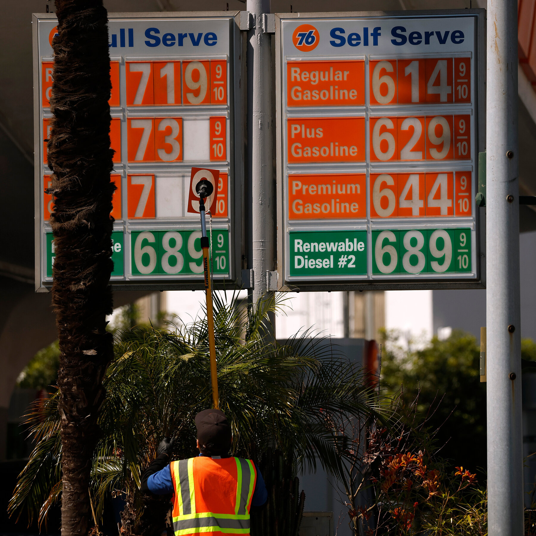 Dengan Perang Iran, Trump Risiko Mengorbankan Keuntungan dari Pemotongan Pajak Miliknya