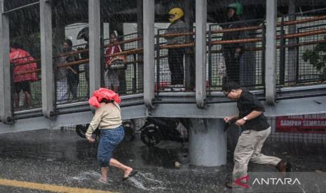 BMKG Prakirakan Hujan Ringan hingga Sedang di DKI Jakarta pada Minggu Siang