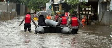 28-rt-di-jakarta-terendam-banjir-ada-yang-hampir-1-meter-1768205164.jpg