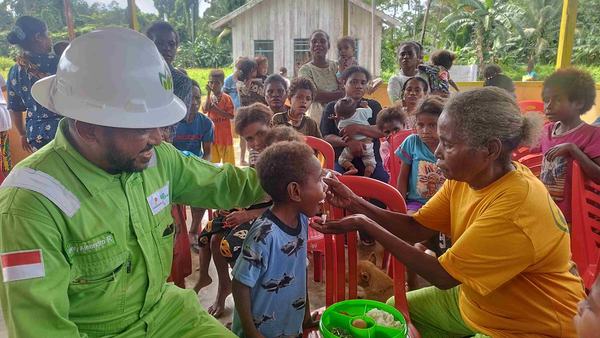 Para-orang-tua-memberikan-makanan-sehat.jpg