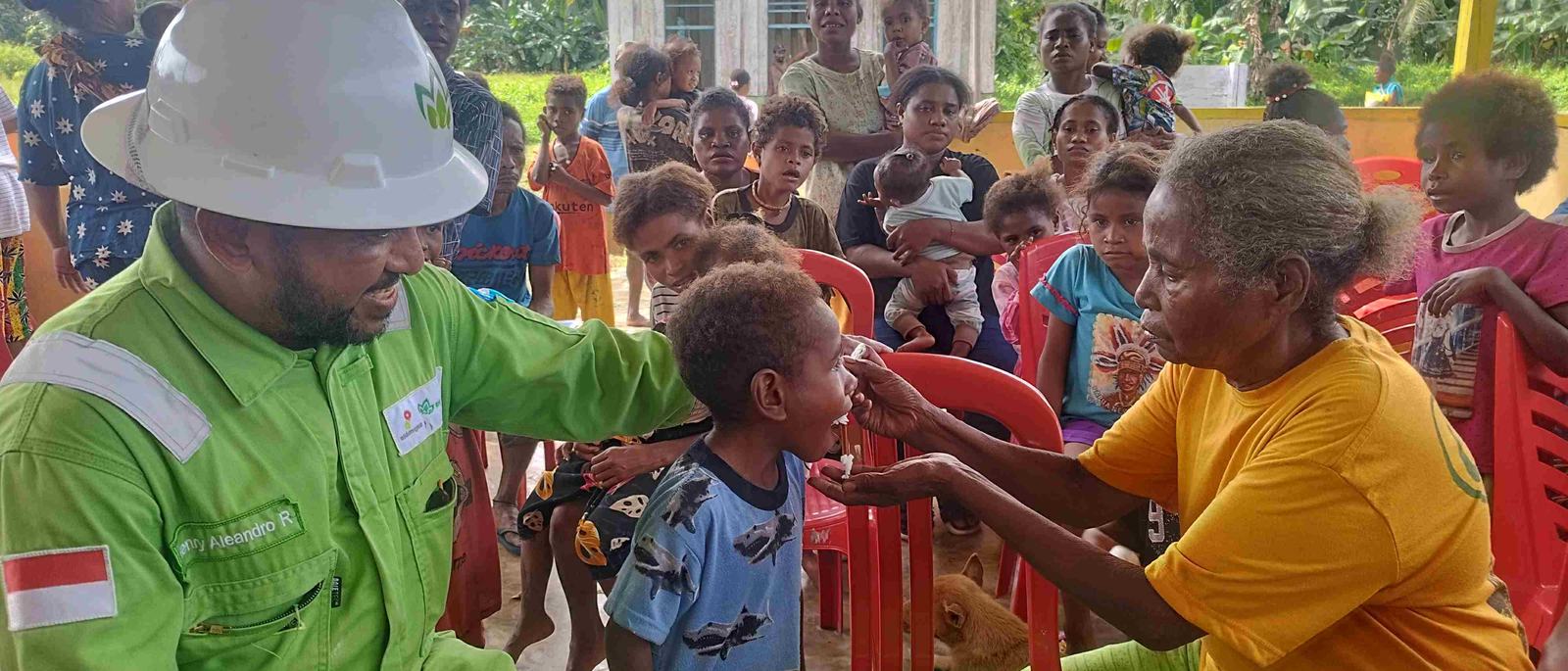 Para-orang-tua-memberikan-makanan-sehat.jpg