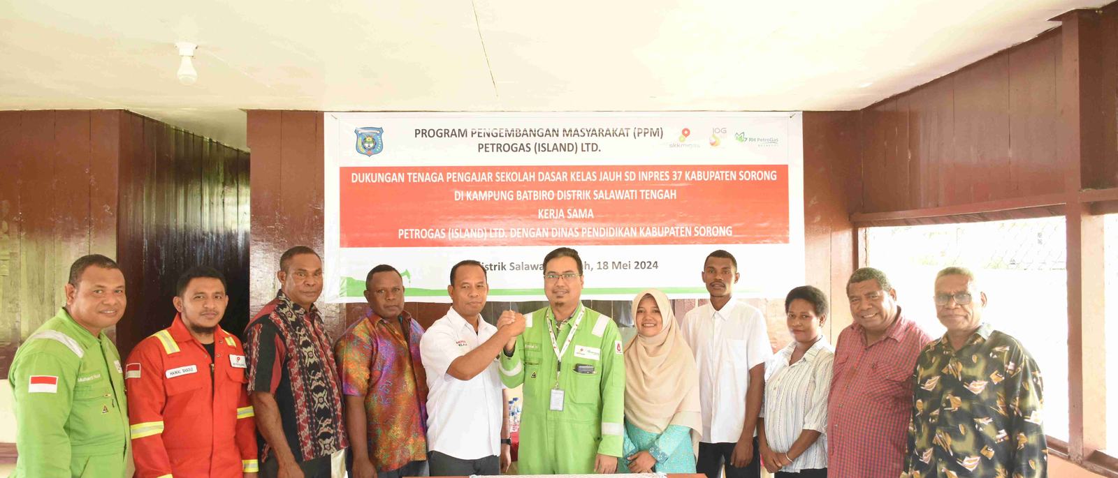 SKK-Migas-Petrogas-Island-Ltd.-menyerahkan-dukugan-dua-tenaga-pengajar-bagi-kelas-jauh-SD-Inpres-37-Kab.-Sorong_DSC_9238.jpg