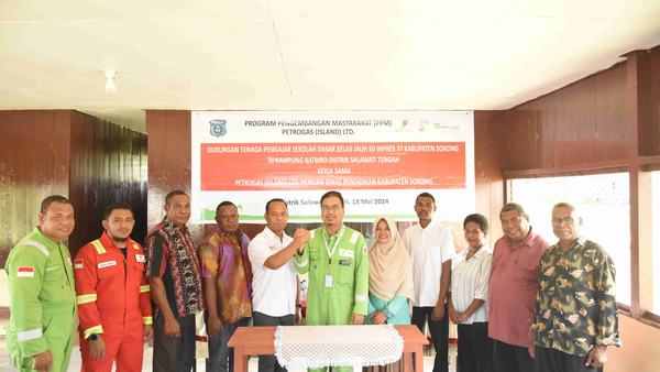 SKK-Migas-Petrogas-Island-Ltd.-menyerahkan-dukugan-dua-tenaga-pengajar-bagi-kelas-jauh-SD-Inpres-37-Kab.-Sorong_DSC_9238.jpg