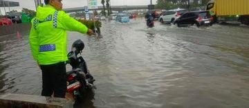 akses-jalan-menuju-bandara-soekarno-hatta-tergenang-air-1768204935.jpg