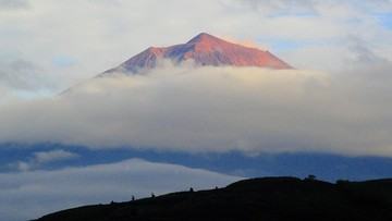 aktivitas-vulkanik-meningkat-pendakian-gunung-kerinci-ditutup-1767760203.jpg