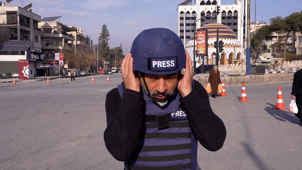 al-jazeera-reporter-takes-cover-as-shots-ring-out-in-aleppo-scrape-1767889998.jpg